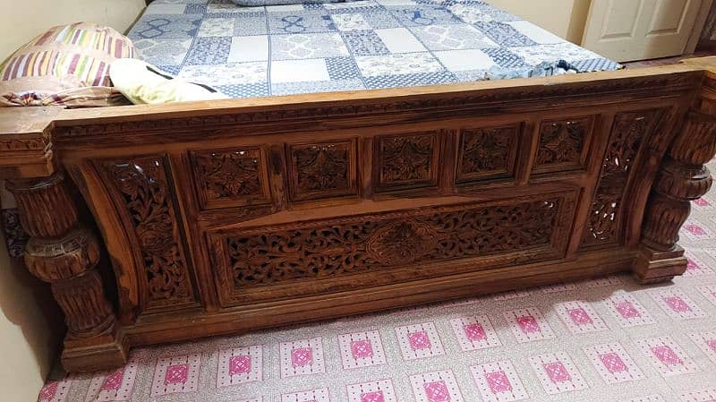 King size chinioti bed with dressing table. Excellent wood quality 1