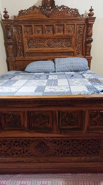 King size chinioti bed with dressing table. Excellent wood quality 2