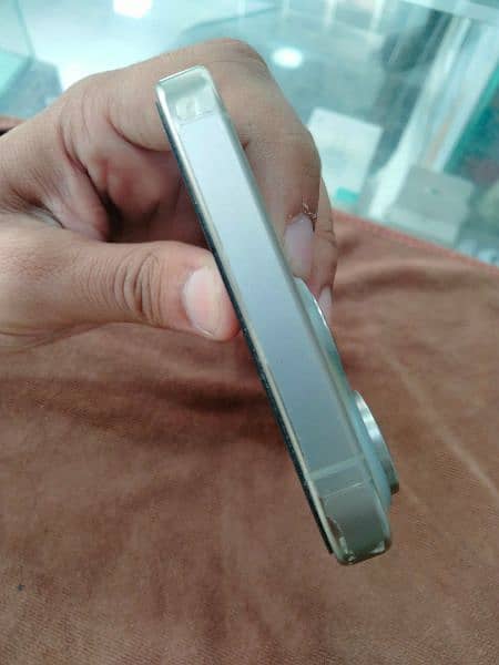 I phone 15 pro Max natural titanium 1