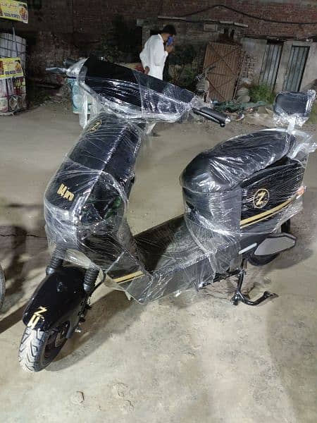 united scooter 100cc available contact at mobile 03004242432# 6