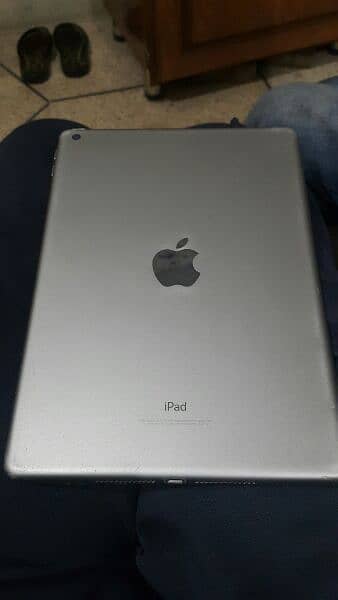 ipad 6th genration with complete box 1