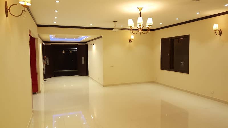 Dha Ph 7 Kh e Saadi | 500 Yards 6 Bed DD Bungalow | 2 Unit House | Ideal For 2 Families | Fully Renovated | Reasonable Demand | 12