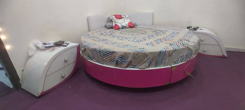 Round Bed with 2 side tables. . . 0