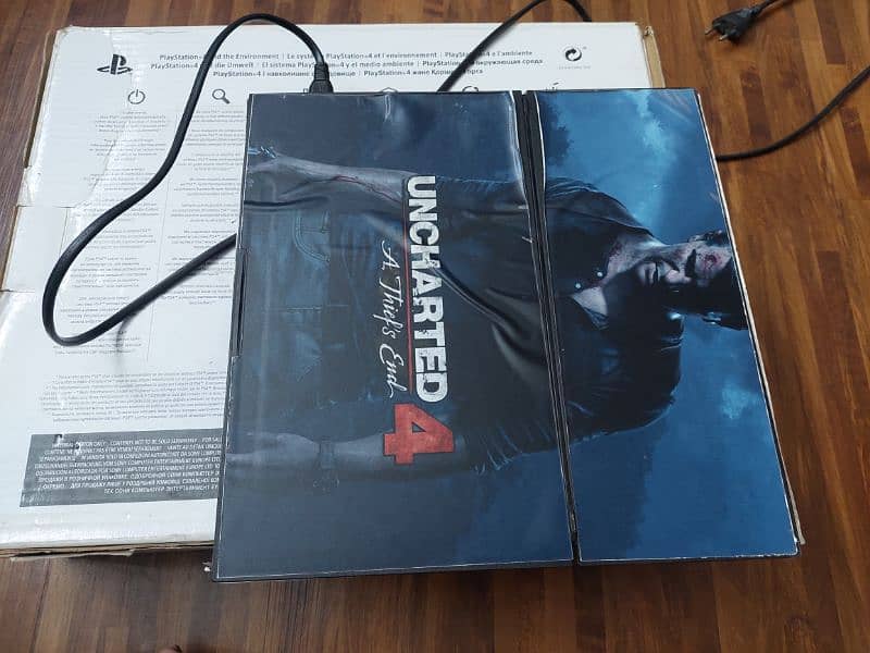 PlayStation 4 with box and 1 controller and original handfree 4