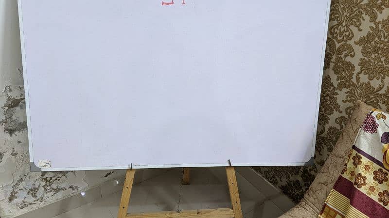 urgent sale white board with board stand 0