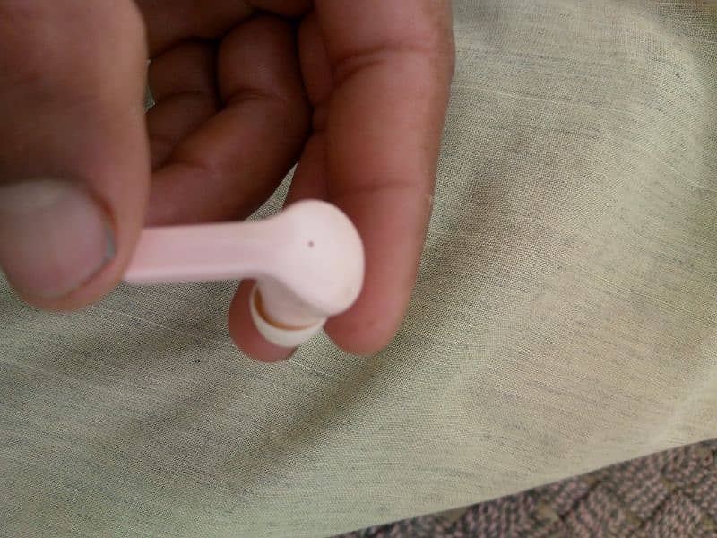 Earbuds 1 month used only condition thk h 1