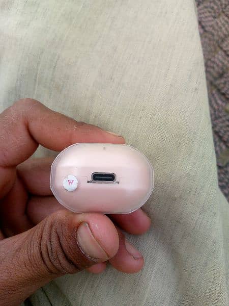 Earbuds 1 month used only condition thk h 7