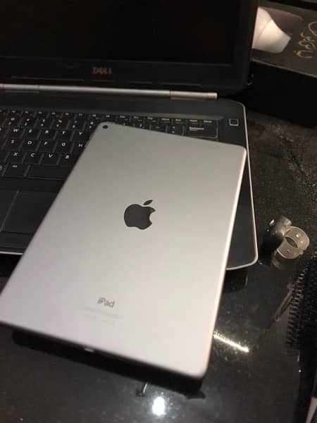 Ipad Air 2 silver for sale | 10/10 | only serious buyers please 2