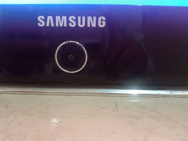 Samsung 32 " LCD with table stand and remote. 4