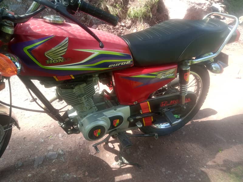 Honda 125 good condition Lahore number 3