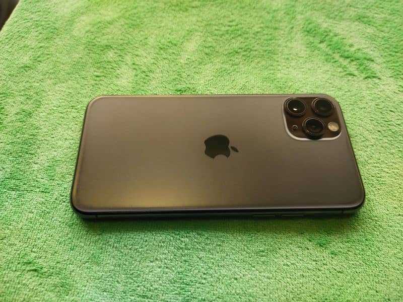 i m selling iPhone 11 pro max 64 gb jv non pta battery helth 75% 7