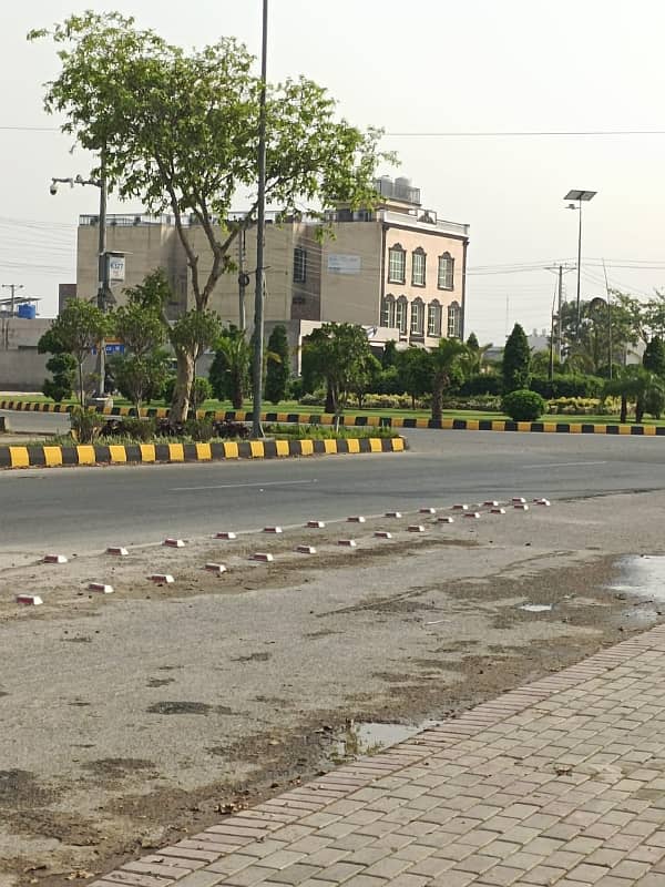 20 MARLA PLOT 150ft Road AVAILABLE IN BLOCK D BEST OPPORTUNITY FOR HIGH RISE BUILDING APARTMENTS OR FOR OFFICES PURPOSE IN LDA AVENUE 1 SOCIETY 17