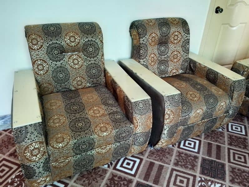 Sofa Set 5 Seater in good condition for Sale on Reasonable Price 2