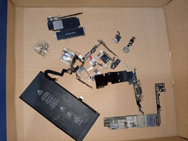 iPhone 8 plus mother board and parts 0