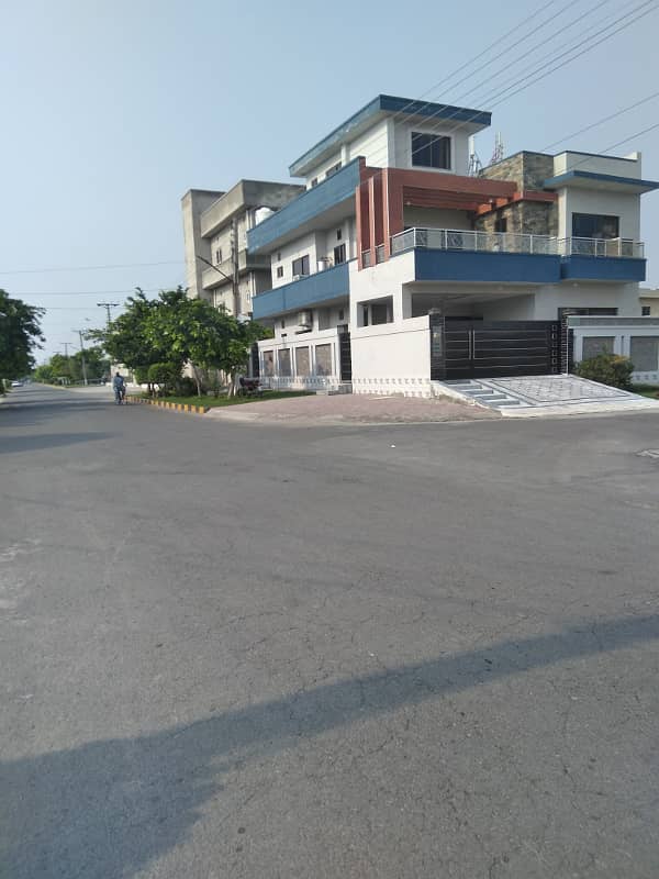 Triple story house with 7 beds 80 thousand rent 0