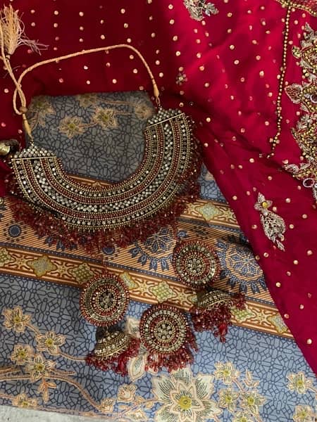 red lehnga with jewellery 3