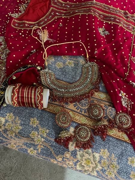 red lehnga with jewellery 4