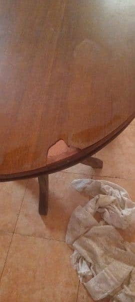This table is very short damage It can be repair 1
