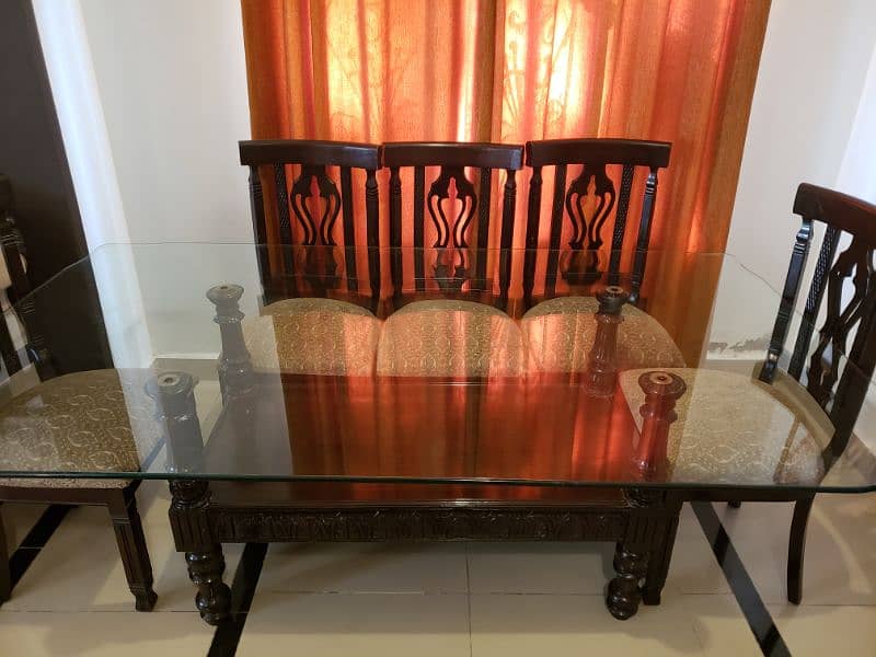 eight seater dinning table almost new good condition solid Talli 1