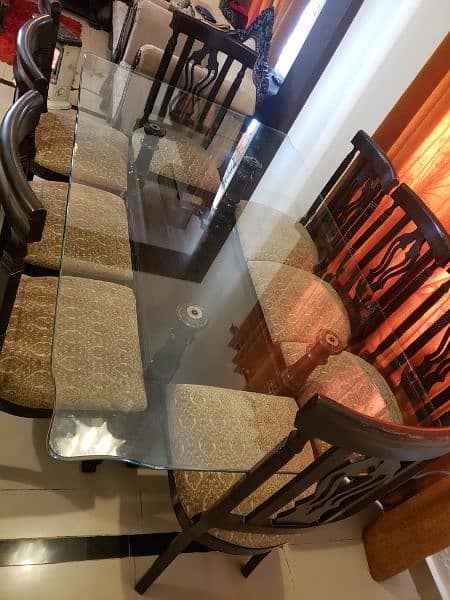 eight seater dinning table almost new good condition solid Talli 2