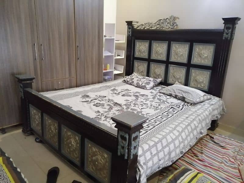 Bed set with dressing and side tables 0