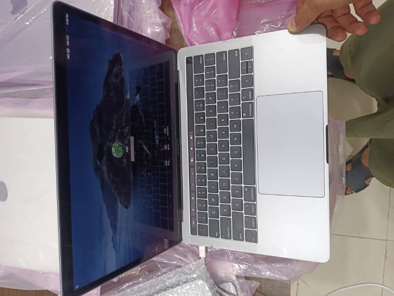 MACBOOK PRO 2018 CTO MODLE 13 INCH TOUCHBAR I7 Q-C 16GB RAM 1TB 0