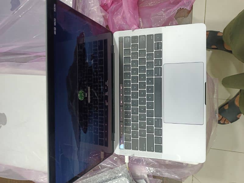 MACBOOK PRO 2018 CTO MODLE 13 INCH TOUCHBAR I7 Q-C 16GB RAM 1TB 4