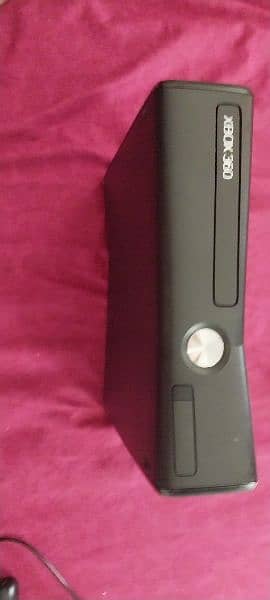 XBOX 360 with controller and free games 1