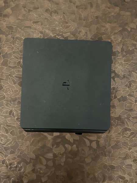 Playstation 4 1TB, With 1 CD 2 controllers cables and box 7