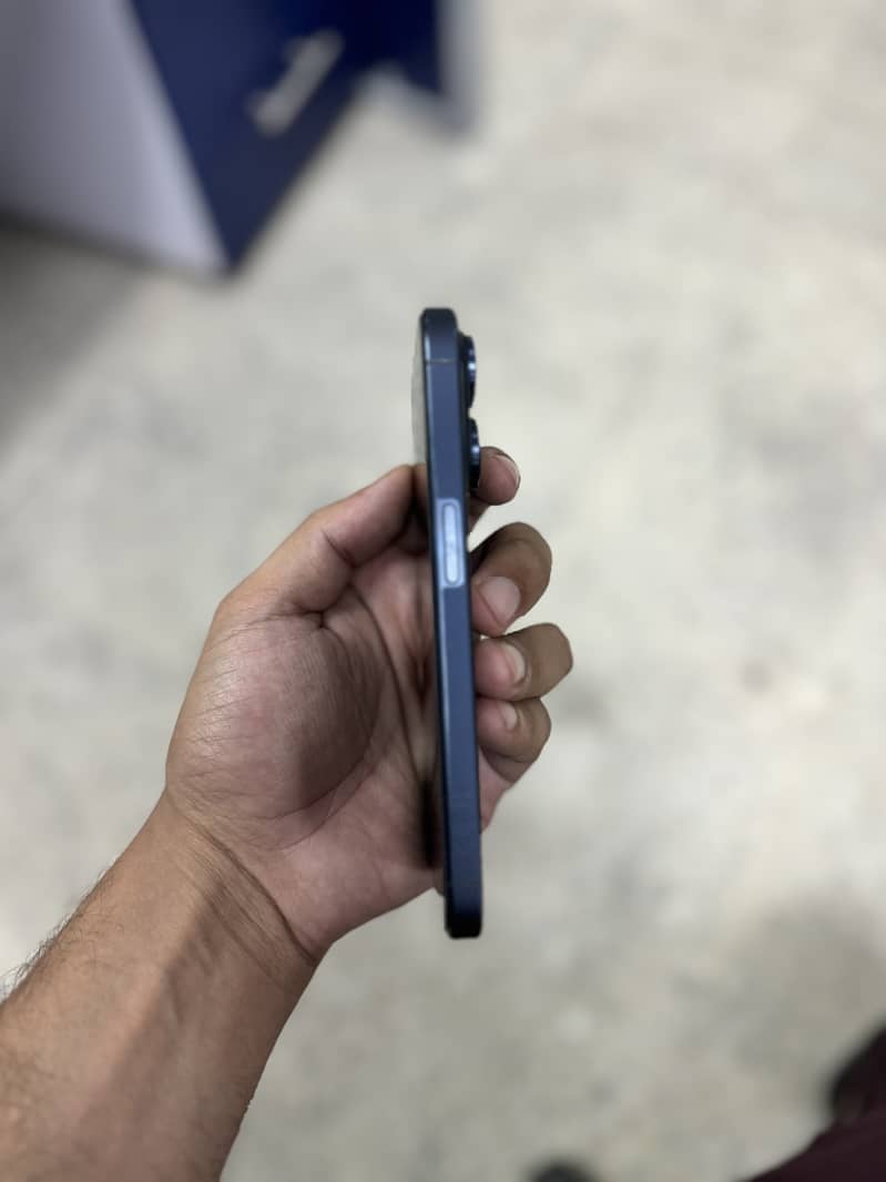 iPhone 15 Pro (Blue Titanium) 4