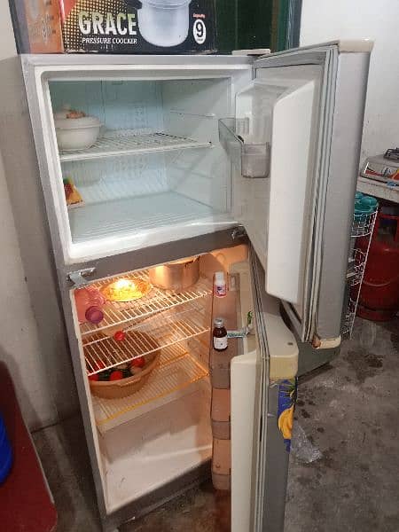 Dawlance double door fridge in Good condition 3