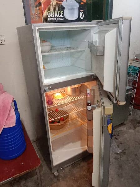 Dawlance double door fridge in Good condition 4