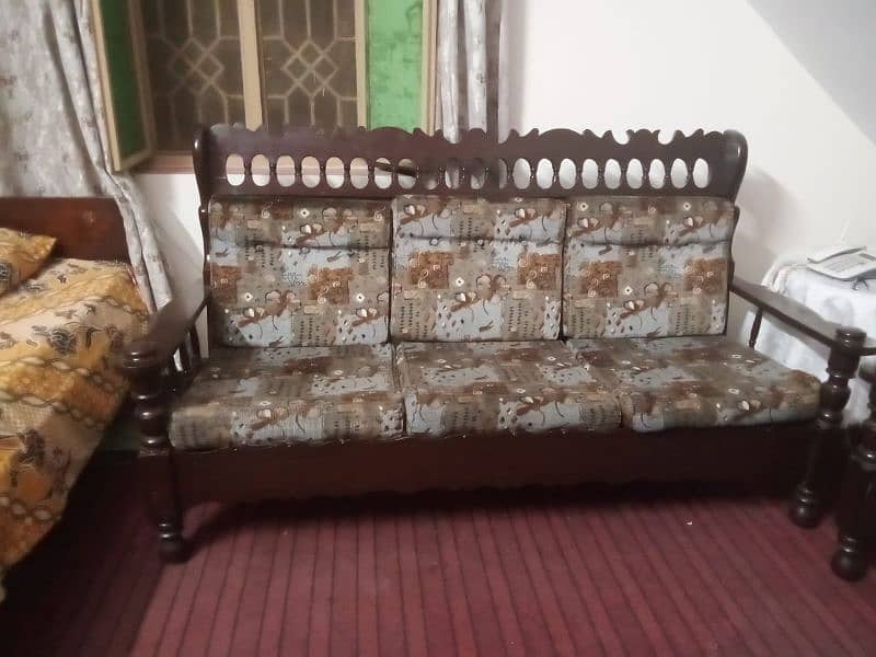 5 seater sofa condition new , pure wood 1