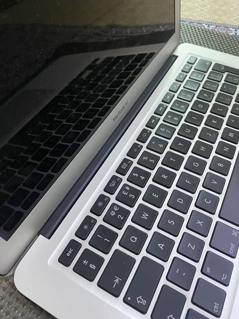 MacBook Air 13 inch (2015) 4