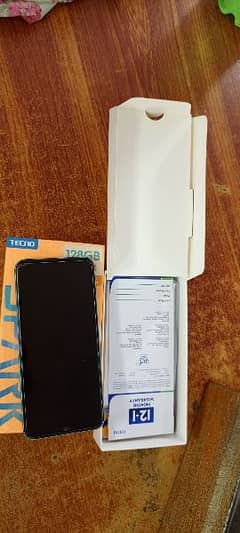 tecno spark 8c complete box charge  4+3+  128 0