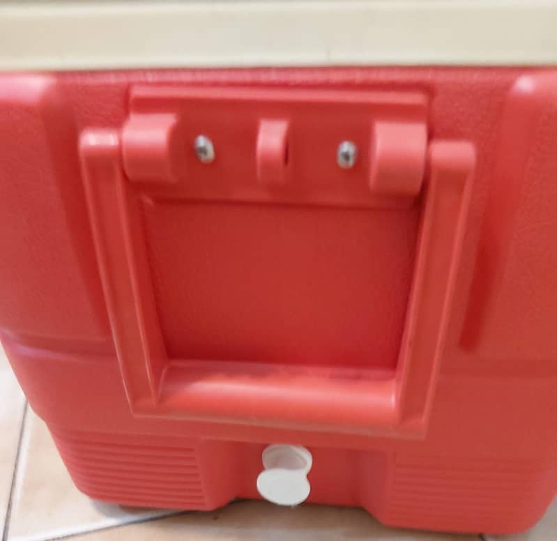IGLOO 40-QUART ICE CHEST FOR SELL LIKE  BRAND NEW 2