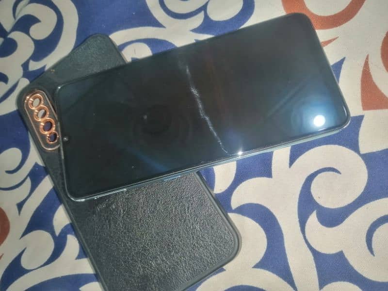 Vivo S1 4/128 (screen problem) (not a single scratch on front and back 6