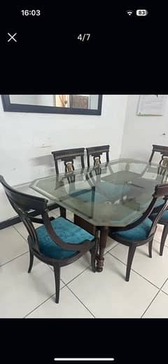 6 seater dining table in very good condition