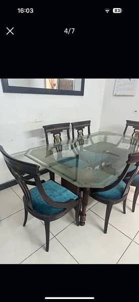 6 seater dining table in very good condition 0