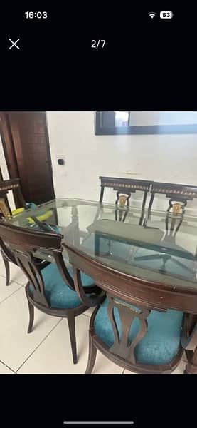 6 seater dining table in very good condition 2
