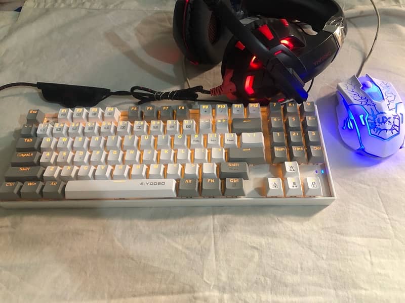 Mechanical keyboard ‘ mouse and headphones 6