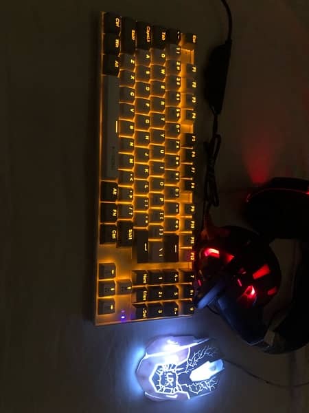 Mechanical keyboard ‘ mouse and headphones 8