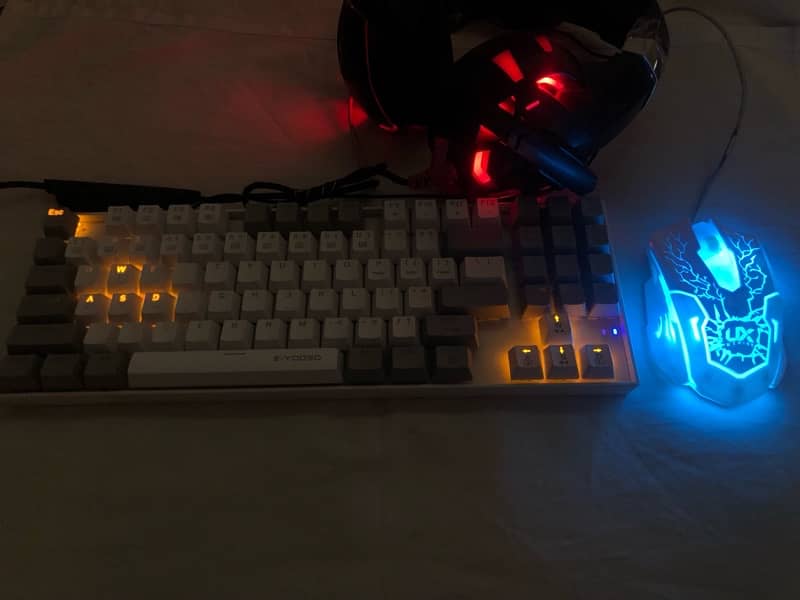 Mechanical keyboard ‘ mouse and headphones 9