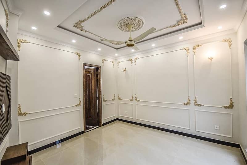 GOOD LOCATION AND "LUXURY HOUSE" FOR SALE IN PARAGON CITY . 2