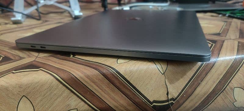 MacBook pro i7 15-inch 2018 3