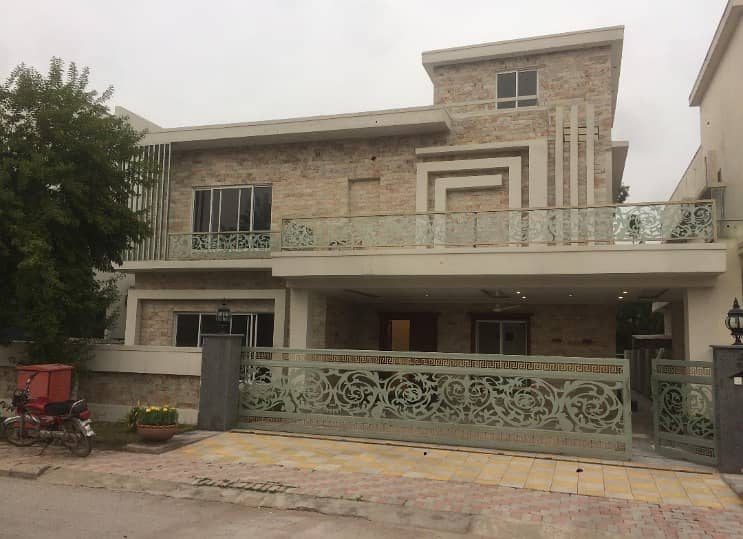 Beautiful 12 MARLA BRANDED HOUSE FOR SALE 0