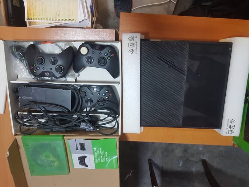 XBOX ONE Full Package + 3 Controller 1