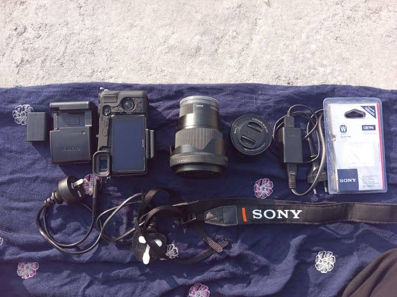 Selling My Sony 6400 with kit lense and 16mm 1.4 eony Emount 100% ok 8