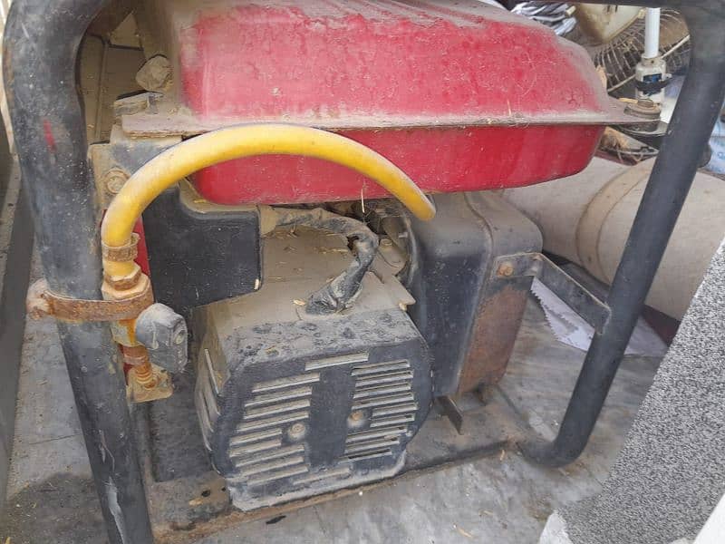 Elemax and Honda generator in 100 % good working condition 2