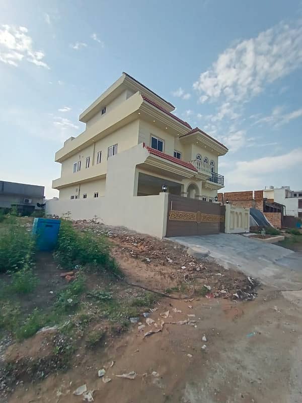 Multi gardens B17 Multigarden 10 Marla House is available for sale on very reasonable price 6